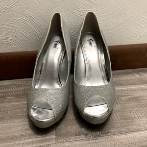 Size 9.5, Silver Glitter, Fioni High Heels